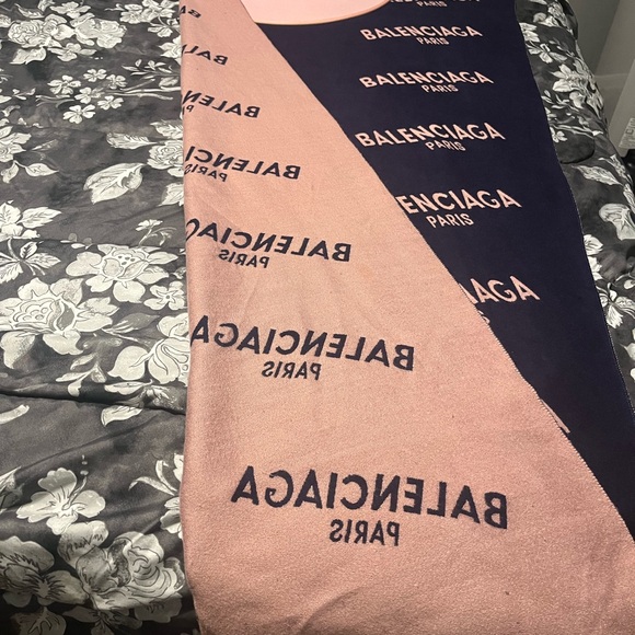 🔥Balenciaga Pink and Navy LOGO Scarf‼️ - Picture 4 of 9